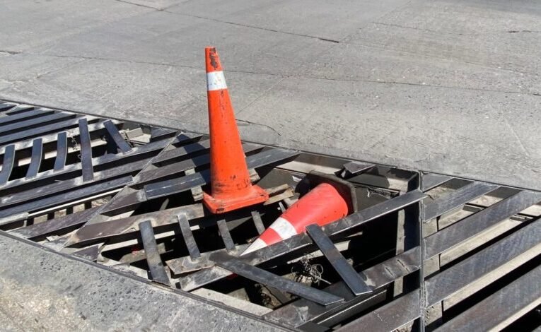 Alertan para no caer en rejillas pluviales dañadas al oriente de Saltillo