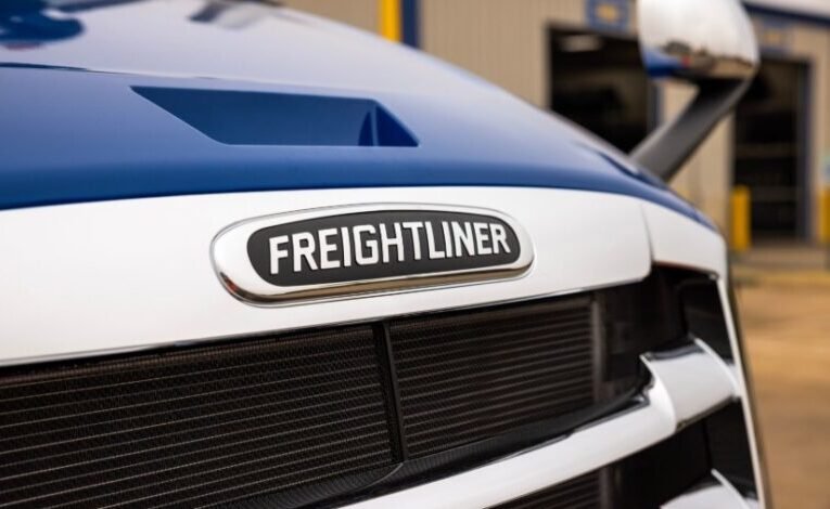 Eleva Freightliner producción y exportación de vehículos pesados en abril