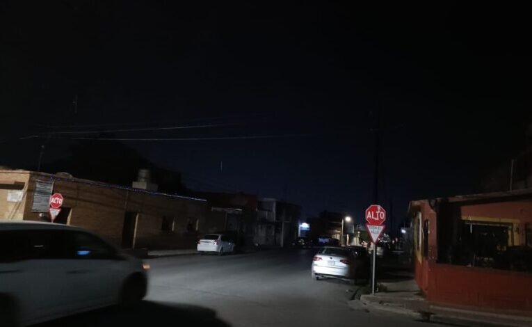 Acechan a vecinos entre la oscuridad en el Centro