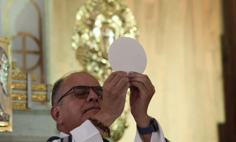 Enfrentan sacerdotes una vida de presión constante